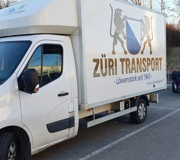 Umzugswagen mit Rollwagen für einen Kleintransport