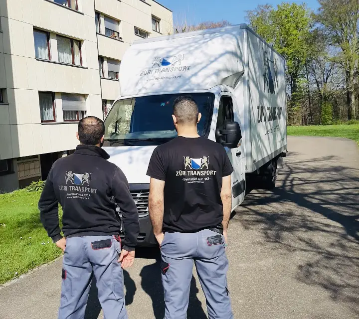 Zügelteam von Züri Transport vor dem Umzugswagen