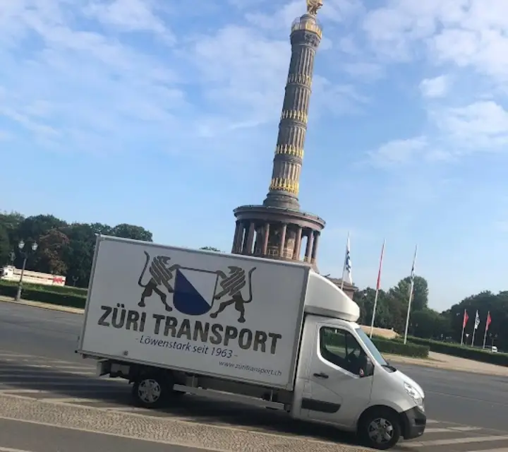 Umzugswagen von Züri Transport vor der Siegessäule in Berlin