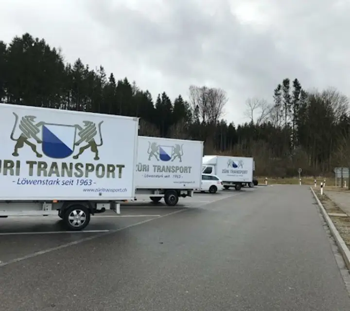 Drei Umzugswagen von Züri Transport unterwegs