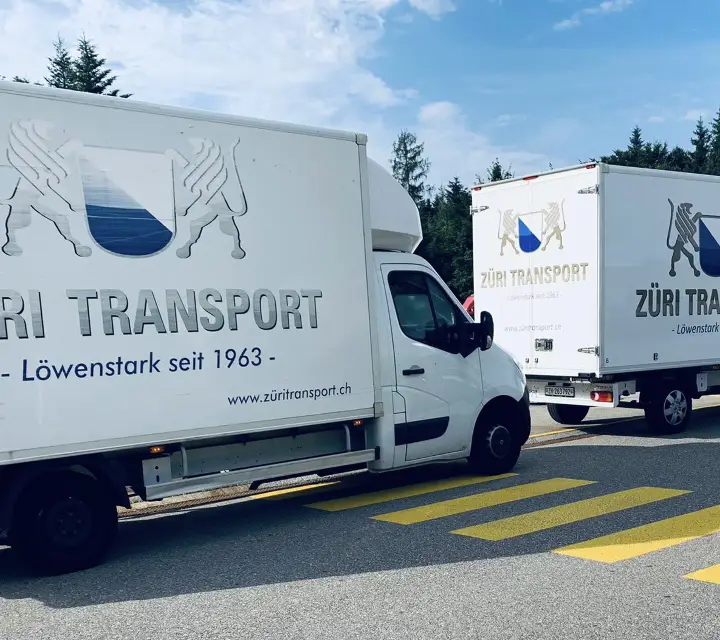 Zwei Umzugswagen von Züri Transport unterwegs