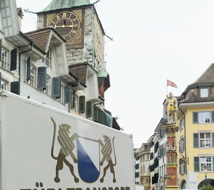 Umzugswagen von Züri Transport in der Altstadt von Solothurn
