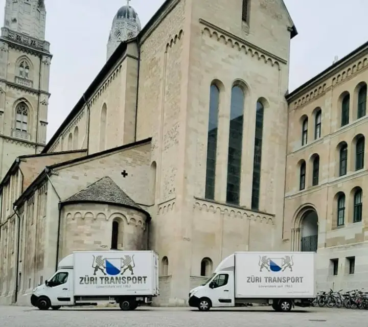 Umzugswagen von Züri Transport vor dem Grossmünster in Zürich