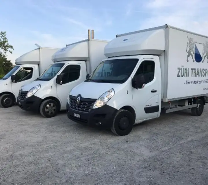 Umzugswagen von Züri Transport auf dem Firmenparkplatz